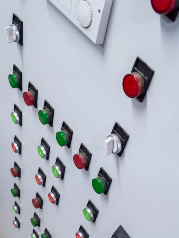 Панель управления с кнопками и переключателями