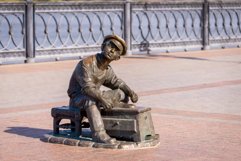 Sculpture of shoeshine boy on the embankment
