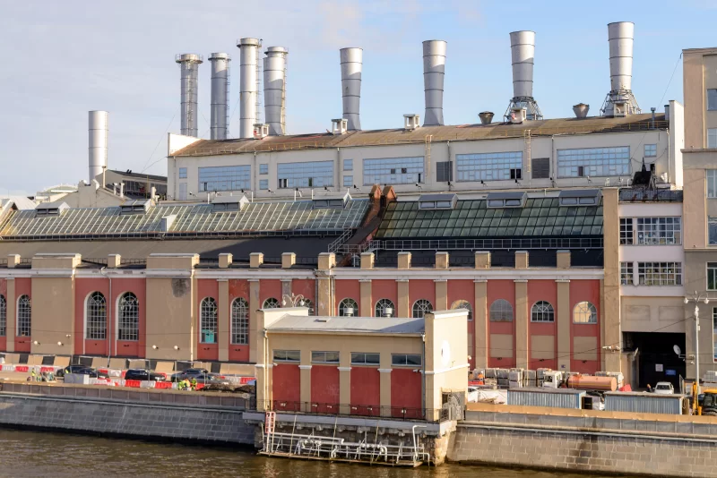 Электростанция на набережной в Москве