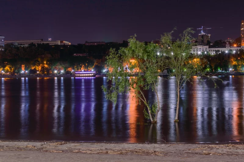 Панорама ночного города с набережной Ростова-на-Дону