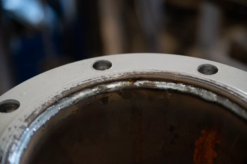 Крупный план сварного шва на фланце трубопровода