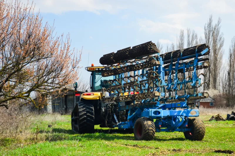 Трактор с современным сельскохозяйственным оборудованием, культиватором или плугом