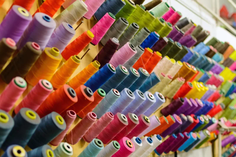 Цветные катушки с нитками