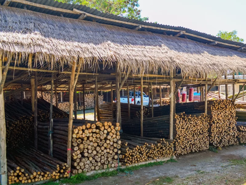 Строительные материалы, бамбуковые палочки в магазине