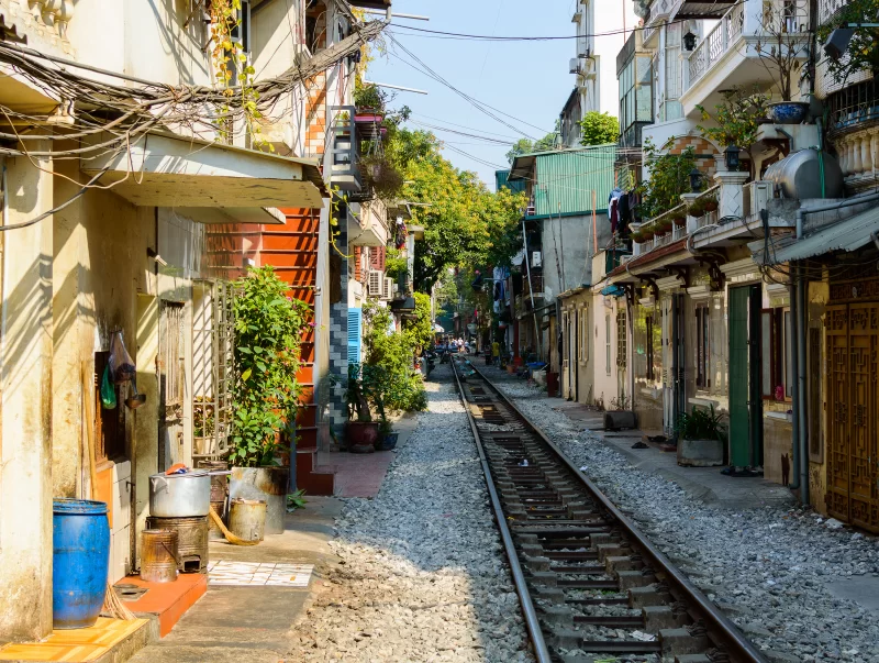 Железнодорожные пути на улице в центре Ханоя