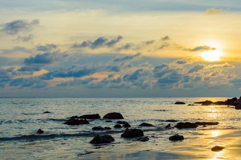 Золотой восход и закат над морем, океанские волны