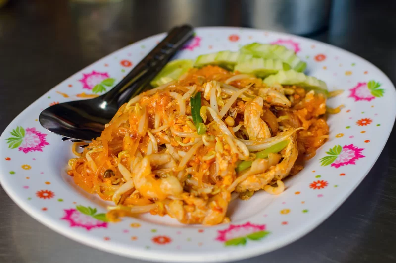 Аппетитное блюдо Пад Тай с креветками и овощами на тарелке