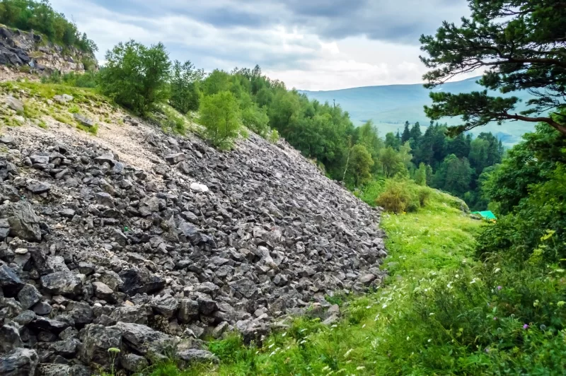 Камни на склоне