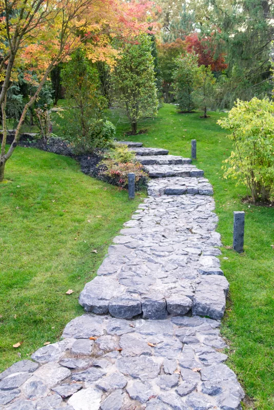 Каменная дорожка в парке