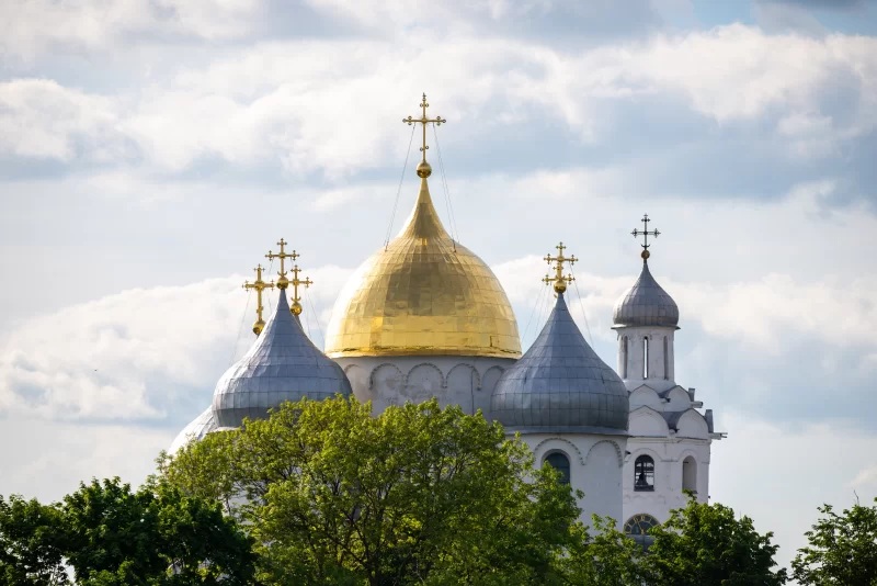 Купола с крестами храма Святой Софии Великого Новгорода.
