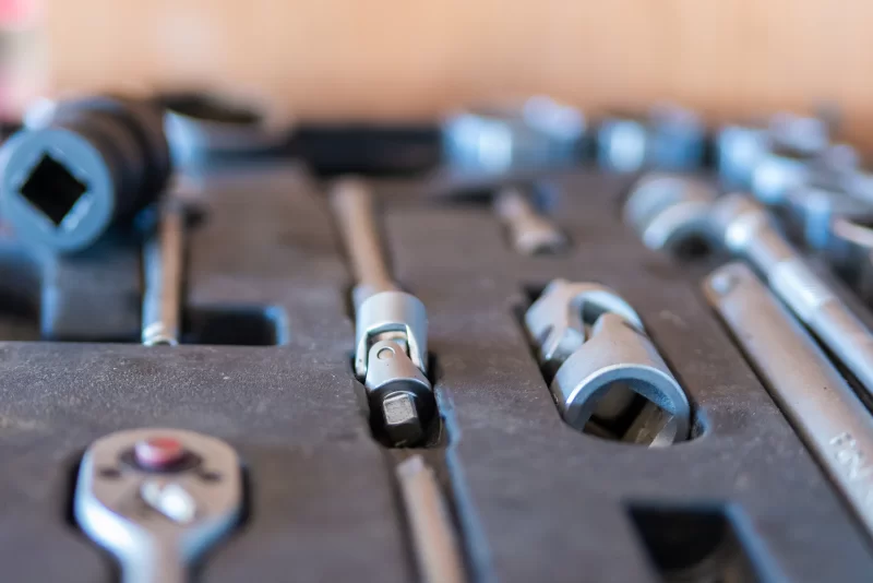 Ящик с набором инструментов для ремонта автомобилей, крупным планом