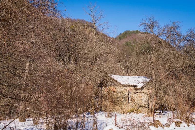 Старый деревенский дом в зимний период
