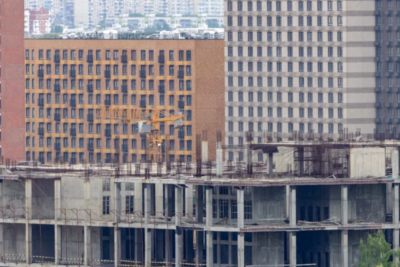 Строительство жилого комплекса с краном