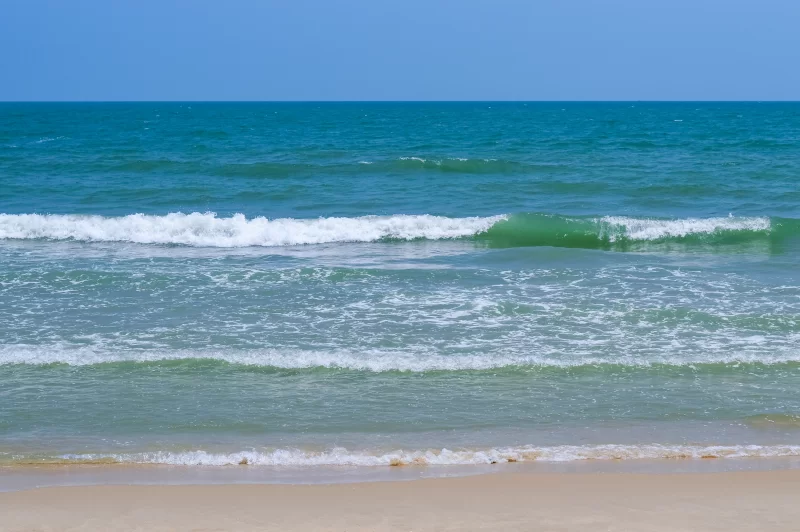 Белые брызги, плещущиеся волны