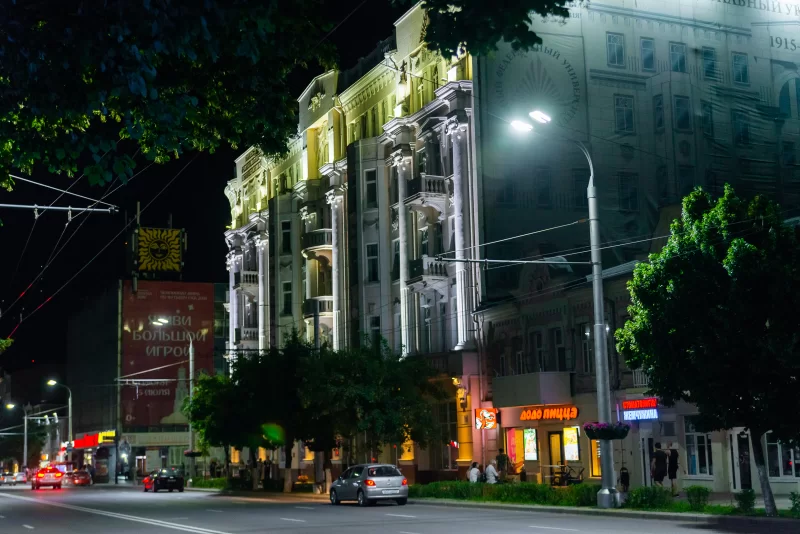 Здание Южного федерального университета в Ростове-на-Дону, освещенное ночью