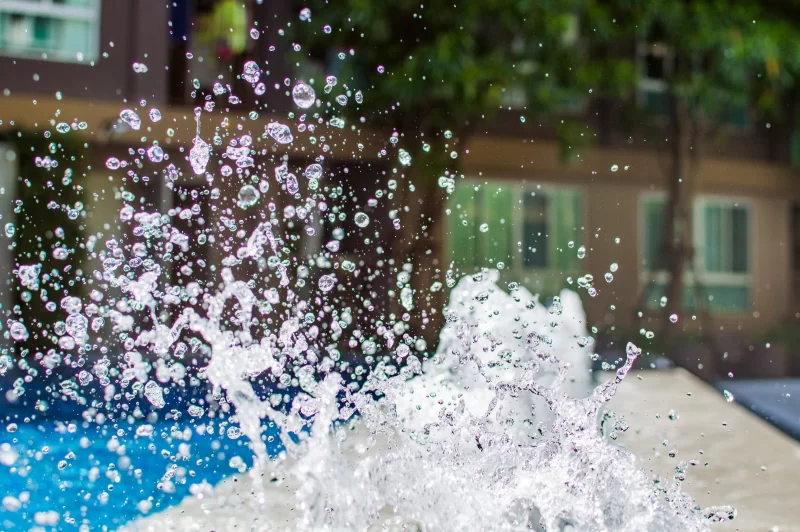 Заморозить брызги воды