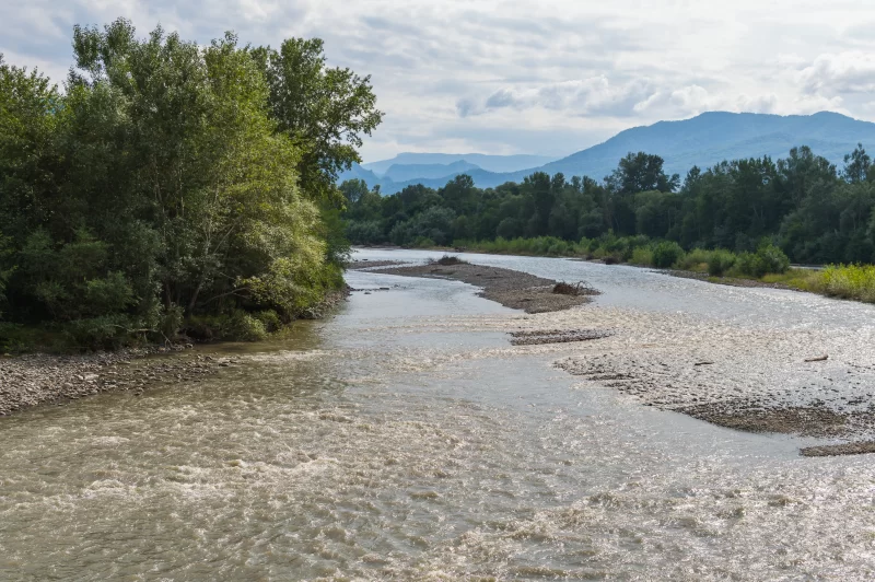 Величественная горная река, извивающаяся сквозь зелень