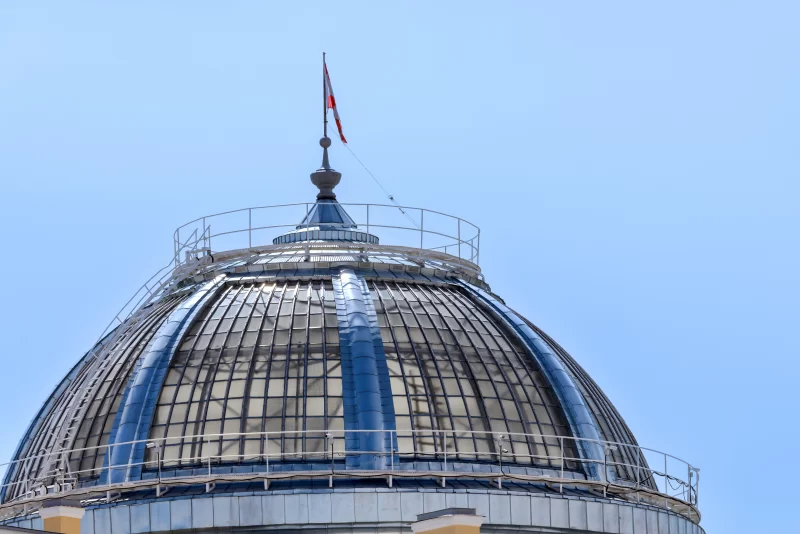 Купол здания с флагом на фоне неба