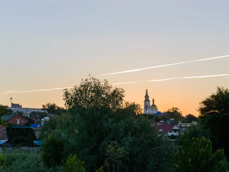 Церковь на фоне красочного живописного восхода солнца