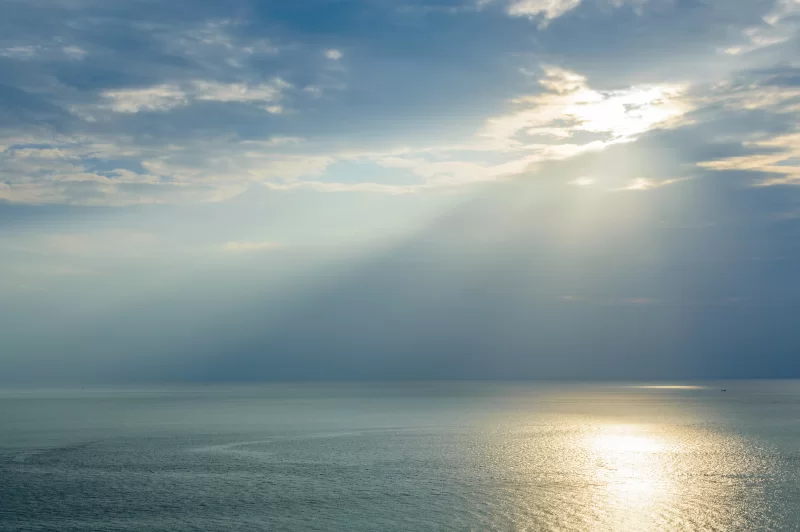 Солнечные лучи, проходящие сквозь грозовые облака