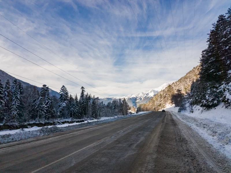 Зимняя дорога в горах