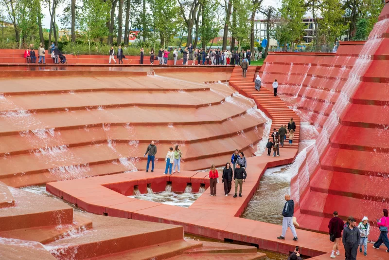 Современный водопад с террасами и людьми