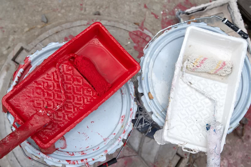 Набор для покраски: Красный и белый валики, лоток, банки с краской