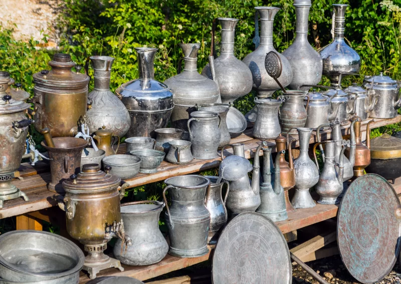 Старинные металлические арабские сосуды и капсулы