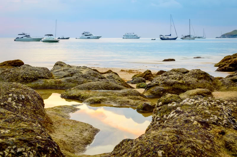 Каменистый пляж на закате