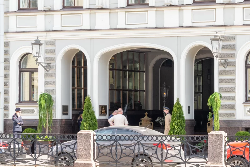 Входная группа на фасаде пятизвездочного отеля класса люкс «Кемпински Мойка»