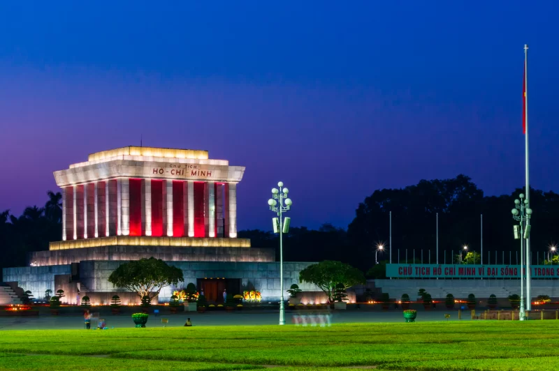 Мавзолей Хо Ши Мина в Ханое, Вьетнам, ночной вид