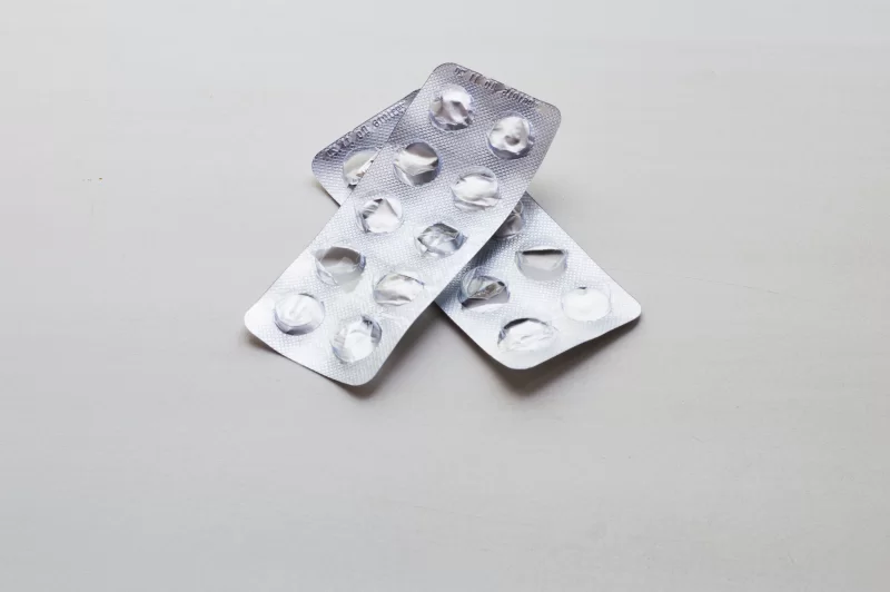 Пустые блистеры от таблеток на светлом фоне